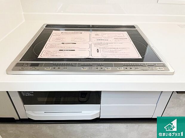 【コンロ】火を使わないので、安心なＩＨコンロ！でこぼこが無い構造なので、掃除もしやすく清潔に保てます！ 