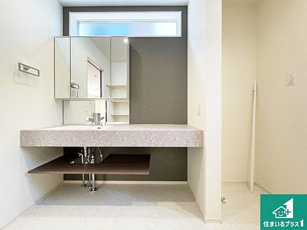 【独立洗面台】清潔感のある洗面台です。フラットな鏡は掃除がしやすく毎日清潔!鏡裏には収納があるのでスッキリとした洗面台が保てます。