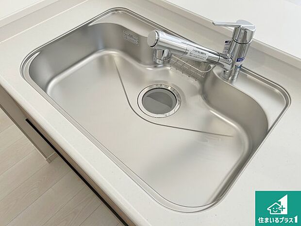 【キッチンシンク】蛇口の先端に浄水器を内蔵しています！原水と浄水、お湯と冷水、シャワーの切替えがワンタッチなので用途によって使い分けられます。