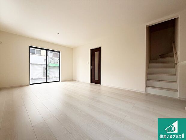 【居間・リビング】日当たり良好の明るいリビングで朝の目覚めもスッキリできそう!対面キッチンでご家族のコミュニケーションも自然と増える設計!小さなお子様が遊ぶスペースを作っても広々とくつろげるLDK!