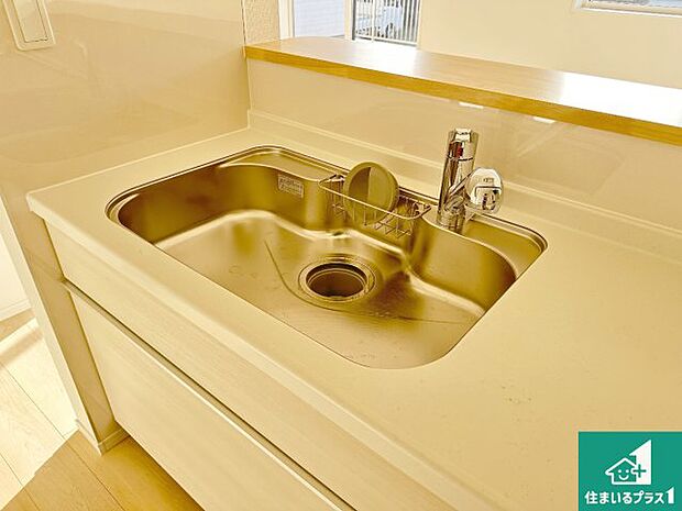 【キッチンシンク】蛇口の先端に浄水器を内蔵しています!原水と浄水、お湯と冷水、シャワーの切替えがワンタッチなので用途によって使い分けられます。