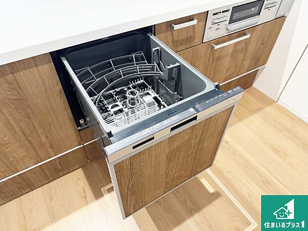 【食器洗浄乾燥機】食事後の一仕事、食器洗いをボタン一つでお任せできちゃいます!場所を取らないビルトイン式なので、お料理スペースもしっかり確保!