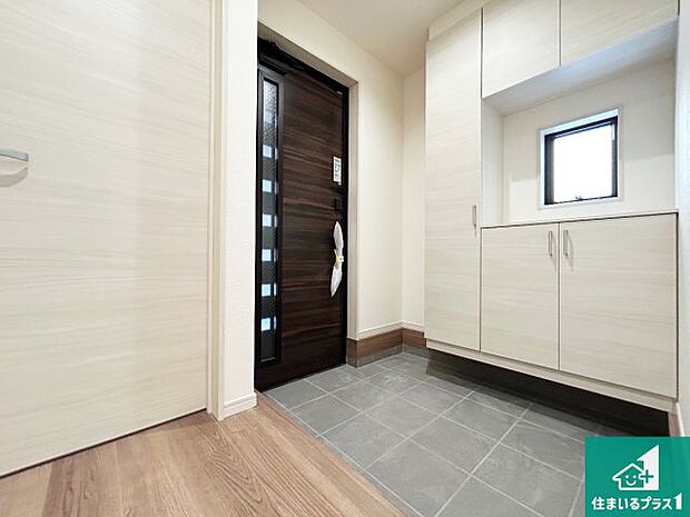 【玄関】シューズボックスにはたくさんの靴が収納できるので玄関周りはいつもスッキリ!ご家族が増えても安心!