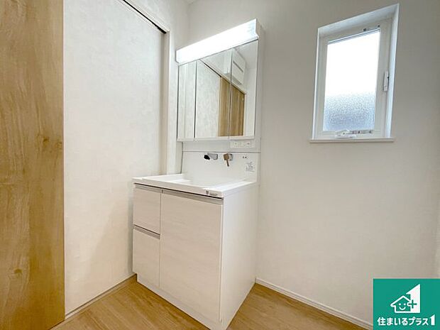 【独立洗面台】清潔感のある洗面台です。フラットな鏡は掃除がしやすく毎日清潔!鏡裏には収納があるのでスッキリとした洗面台が保てます。