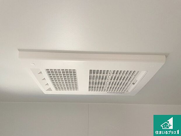 【浴室暖房乾燥機】四季を通して快適なバスライフをお手伝いする浴室暖房乾燥機！浴室の乾燥・暖房・涼風・換気はもちろん、２４時間換気にも対応！ 