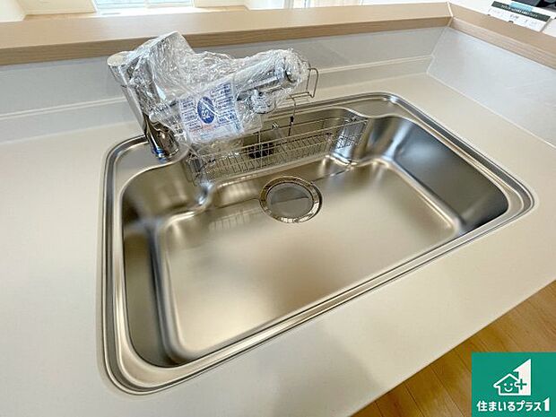 【キッチンシンク】蛇口の先端に浄水器を内蔵しています！原水と浄水、お湯と冷水、シャワーの切替えがワンタッチなので用途によって使い分けられます。