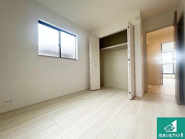 【洋室】収納スペースが充実しているので子供の成長に合わせてたくさん収納ができます！家族構成に合わせた様々な活用ができる収納！