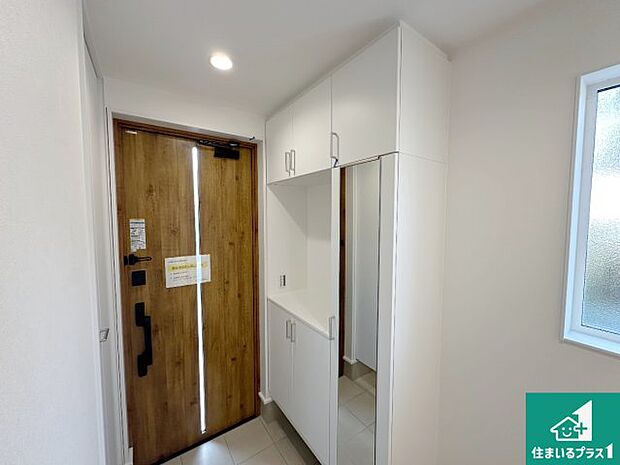 【玄関】シューズボックスにはたくさんの靴が収納できるので玄関周りはいつもスッキリ！ご家族が増えても安心！