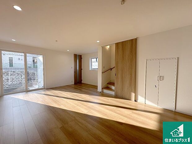 【居間・リビング】日当たり良好の明るいリビングで朝の目覚めもスッキリできそう！対面キッチンでご家族のコミュニケーションも自然と増える設計！小さなお子様が遊ぶスペースを作っても広々とくつろげるLDK！