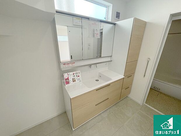 【独立洗面台】清潔感のある洗面台です。フラットな鏡は掃除がしやすく毎日清潔!鏡裏には収納があるのでスッキリとした洗面台が保てます。