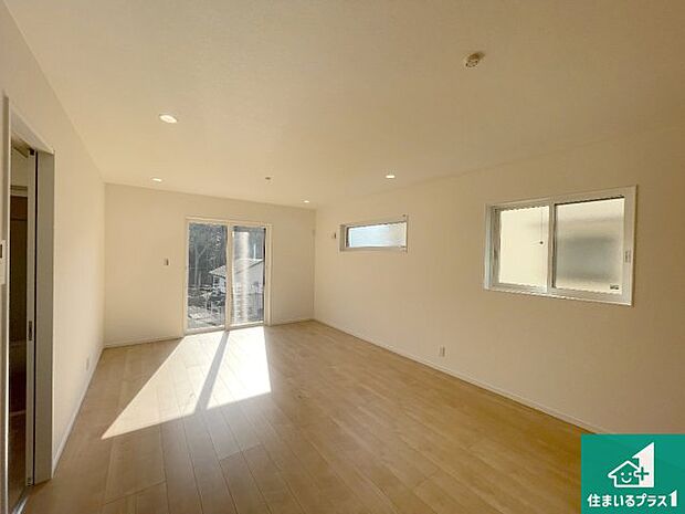 【居間・リビング】日当たり良好の明るいリビングで朝の目覚めもスッキリできそう!対面キッチンでご家族のコミュニケーションも自然と増える設計!小さなお子様が遊ぶスペースを作っても広々とくつろげるLDK!