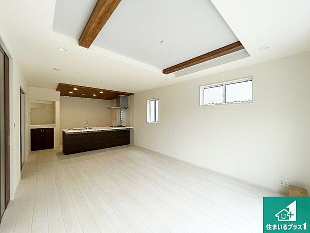 【居間・リビング】シンプルなリビングは、観葉植物等のインテリアを楽しめますね！パパ好みにも、ママ好みにも家具次第で雰囲気を変えることができます！