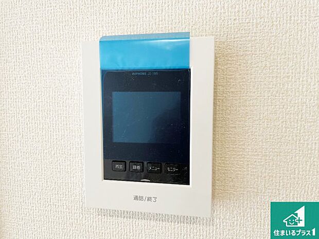 【カラーモニターインターホン】声だけでなく来訪者の姿や顔がモニターで確認できるので、小さなお子様がいらっしゃるご家庭でも安心できます！