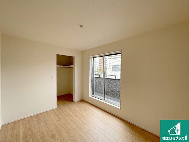 【洋室】寝室は心地よい眠りについてもらいたくて、シンプルかつ開放的な空間な設計にしています！大きな窓から差し込む日が心地いいです♪