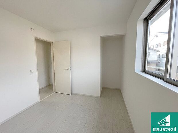 【洋室】シンプルな洋室は、自分好みのインテリアが楽しめます♪ご家族とインテリアや家具を選びに行くのは新築購入時の醍醐味の一つです。ぜひお楽しみください♪