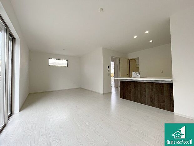 【居間・リビング】日当たり良好の明るいリビングで朝の目覚めもスッキリできそう!対面キッチンでご家族のコミュニケーションも自然と増える設計!小さなお子様が遊ぶスペースを作っても広々とくつろげるLDK!