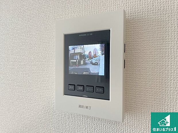 【カラーモニターインターホン】声だけでなく来訪者の姿や顔がモニターで確認できるので、小さなお子様がいらっしゃるご家庭でも安心できます！