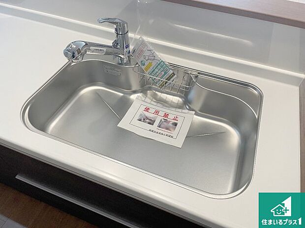 【キッチンシンク】蛇口の先端に浄水器を内蔵しています！原水と浄水、お湯と冷水、シャワーの切替えがワンタッチなので用途によって使い分けられます。