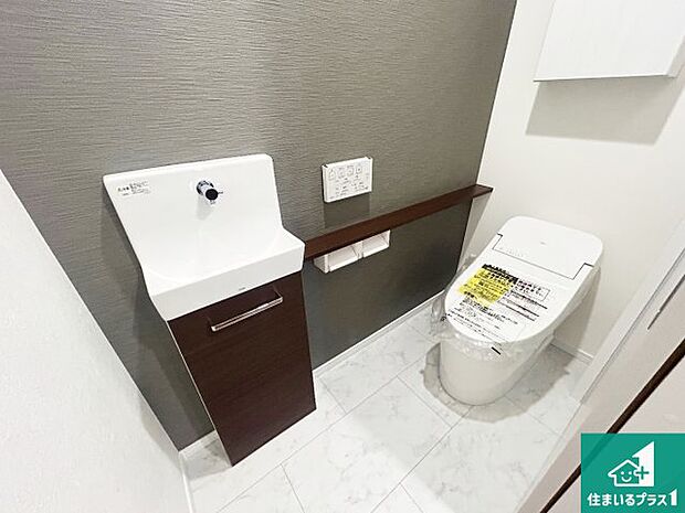 【トイレ】1・2階の2ヶ所にあるので、朝の忙しい時間の順番待ちもなく、深夜の利用にも大変便利です。