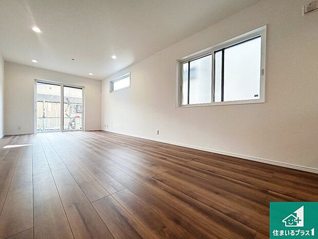 【居間・リビング】日当たり良好の明るいリビングで朝の目覚めもスッキリできそう！対面キッチンでご家族のコミュニケーションも自然と増える設計！小さなお子様が遊ぶスペースを作っても広々とくつろげるLDK！