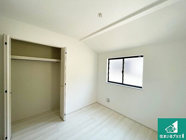 【洋室】収納スペースが充実しているので子供の成長に合わせてたくさん収納ができます！家族構成に合わせた様々な活用ができる収納！