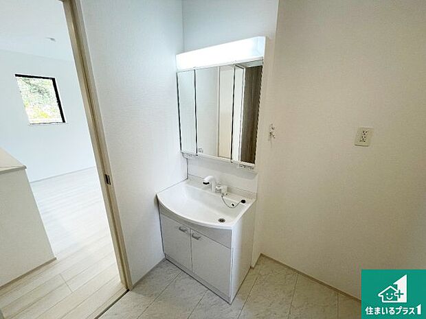 【独立洗面台】清潔感のある洗面台です。フラットな鏡は掃除がしやすく毎日清潔！鏡裏には収納があるのでスッキリとした洗面台が保てます。