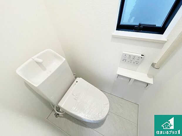 【トイレ】1・2階の2ヶ所にあるので、朝の忙しい時間の順番待ちもなく、深夜の利用にも大変便利です。