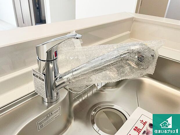 【キッチン水栓】浄水器を内蔵！炊飯時、お茶を作る時に安心してお水を使えます！お湯と冷水、浄水と原水、シャワーの切替えもワンタッチです！
