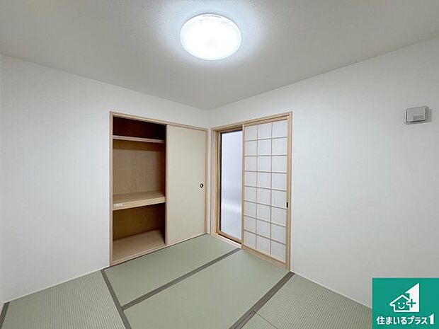【和室】一室あると便利な和室は客間としてだけでなく、小さなお子様のプレイルームや食後のくつろぎスペースとしてもご利用いただけます。収納もついていますので大活躍間違いなし！