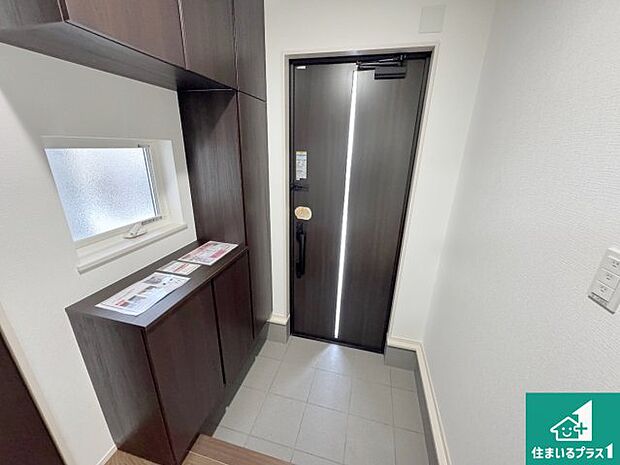 【玄関】シューズボックスにはたくさんの靴が収納できるので玄関周りはいつもスッキリ！ご家族が増えても安心！