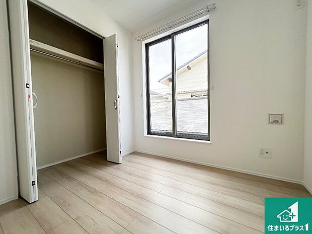 【洋室】収納スペースが充実しているので子供の成長に合わせてたくさん収納ができます！家族構成に合わせた様々な活用ができる収納！