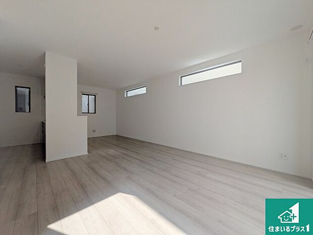 【居間・リビング】日当たり良好の明るいリビングで朝の目覚めもスッキリできそう！対面キッチンでご家族のコミュニケーションも自然と増える設計！小さなお子様が遊ぶスペースを作っても広々とくつろげるLDK！