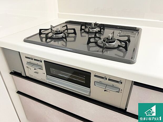 【コンロ】ダブル高火力Ｓｉセンサー付きコンロ！３口あるので、まとめて料理をする時も大活躍！