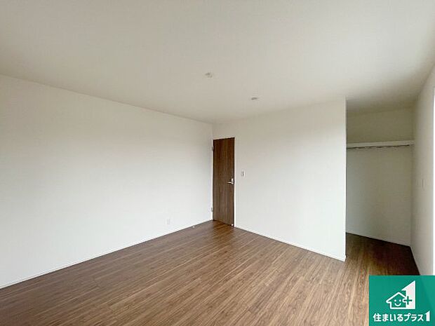 【洋室】シンプルな洋室は、自分好みのインテリアが楽しめます♪ご家族とインテリアや家具を選びに行くのは新築購入時の醍醐味の一つです。ぜひお楽しみください♪