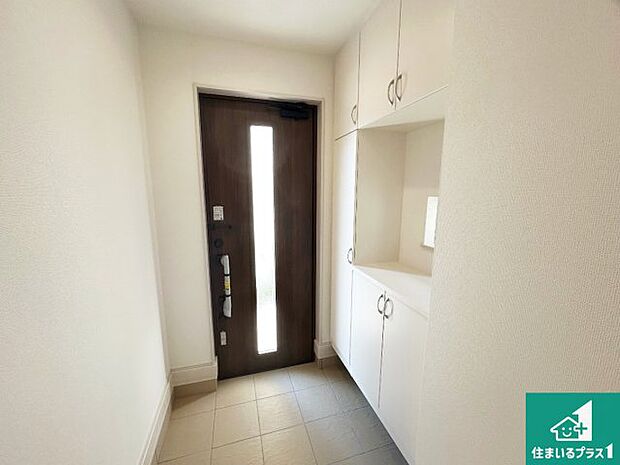 【玄関】シューズボックスにはたくさんの靴が収納できるので玄関周りはいつもスッキリ!ご家族が増えても安心!