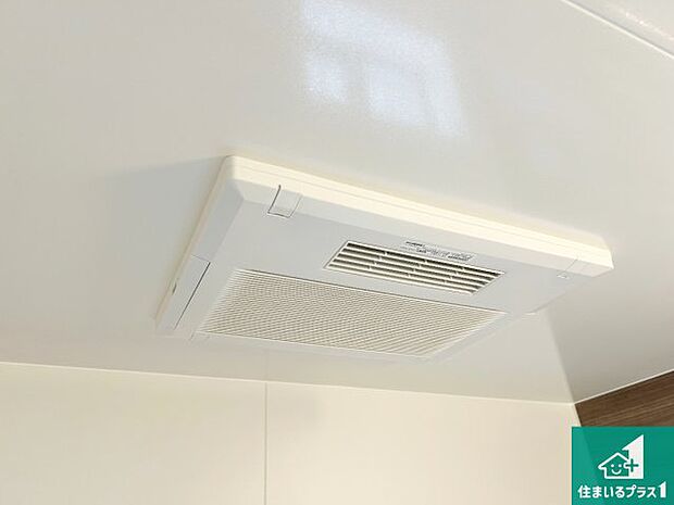 【浴室暖房乾燥機】四季を通して快適なバスライフをお手伝いする浴室暖房乾燥機!浴室の乾燥・暖房・涼風・換気はもちろん、24時間換気にも対応!