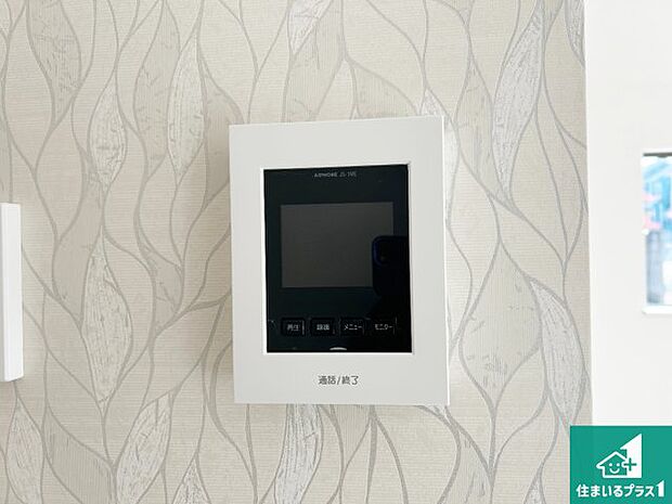 【カラーモニターインターホン】声だけでなく来訪者の姿や顔がモニターで確認できるので、小さなお子様がいらっしゃるご家庭でも安心できます!