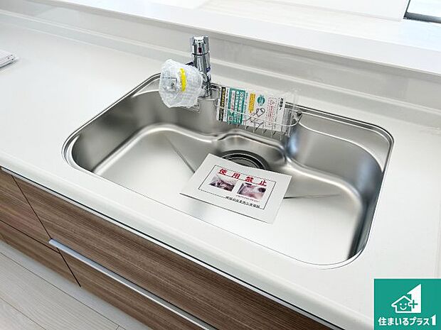 【キッチンシンク】蛇口の先端に浄水器を内蔵しています!原水と浄水、お湯と冷水、シャワーの切替えがワンタッチなので用途によって使い分けられます。