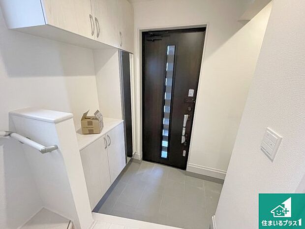 【玄関】シューズボックスにはたくさんの靴が収納できるので玄関周りはいつもスッキリ!ご家族が増えても安心!