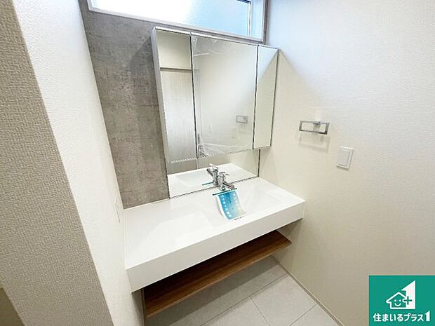 【独立洗面台】清潔感のある洗面台です。フラットな鏡は掃除がしやすく毎日清潔!鏡裏には収納があるのでスッキリとした洗面台が保てます。