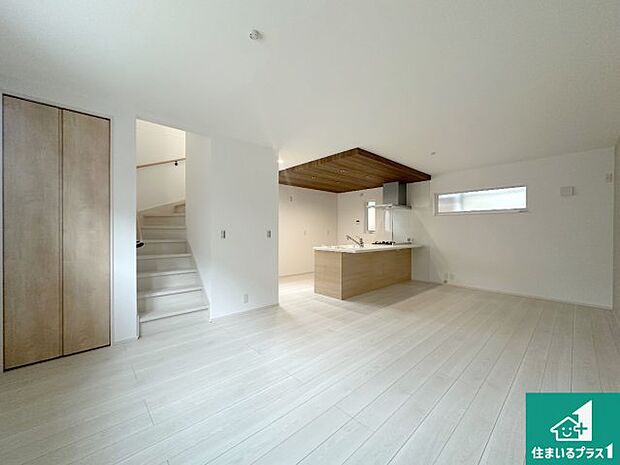 【居間・リビング】日当たり良好の明るいリビングで朝の目覚めもスッキリできそう！対面キッチンでご家族のコミュニケーションも自然と増える設計！小さなお子様が遊ぶスペースを作っても広々とくつろげるLDK！