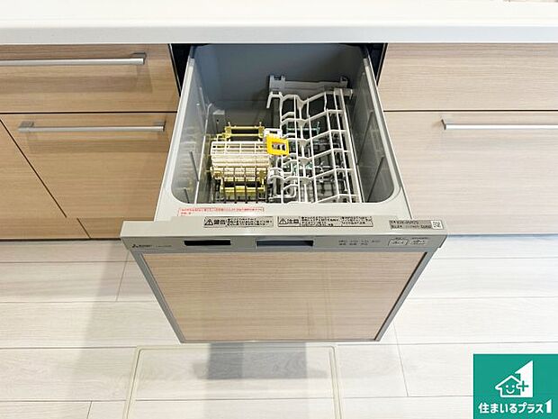 【食器洗い乾燥機】食事後の一仕事、食器洗いをボタン一つでお任せできちゃいます！場所を取らないビルトイン式なので、お料理スペースもしっかり確保！