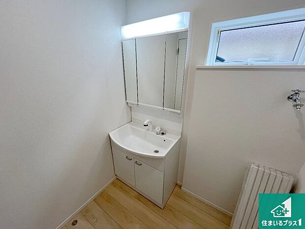 【独立洗面台】清潔感のある洗面台です。フラットな鏡は掃除がしやすく毎日清潔！鏡裏には収納があるのでスッキリとした洗面台が保てます。