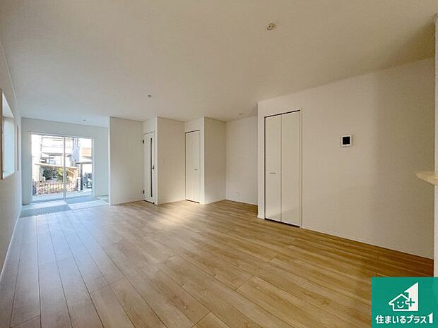 【居間・リビング】日当たり良好の明るいリビングで朝の目覚めもスッキリできそう！対面キッチンでご家族のコミュニケーションも自然と増える設計！小さなお子様が遊ぶスペースを作っても広々とくつろげるLDK！