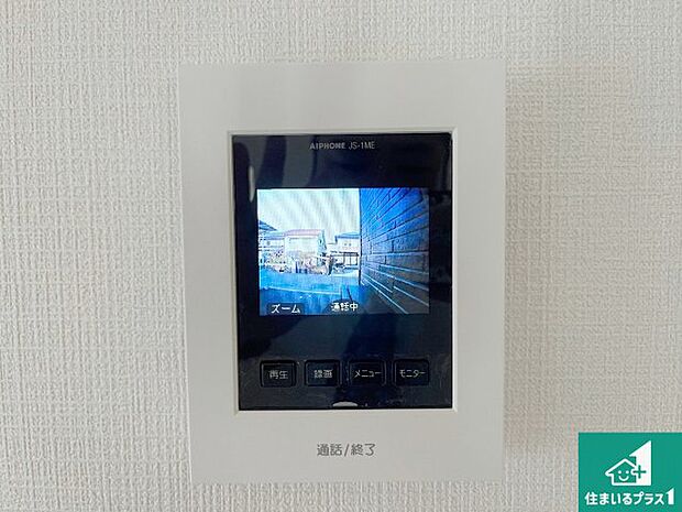 【カラーモニターインターホン】声だけでなく来訪者の姿や顔がモニターで確認できるので、小さなお子様がいらっしゃるご家庭でも安心できます！