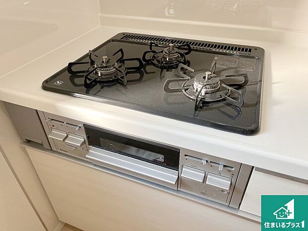 【コンロ】ダブル高火力Ｓｉセンサー付きコンロ！３口あるので、まとめて料理をする時も大活躍！