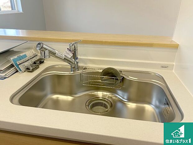 【キッチンシンク】蛇口の先端に浄水器を内蔵しています！原水と浄水、お湯と冷水、シャワーの切替えがワンタッチなので用途によって使い分けられます。