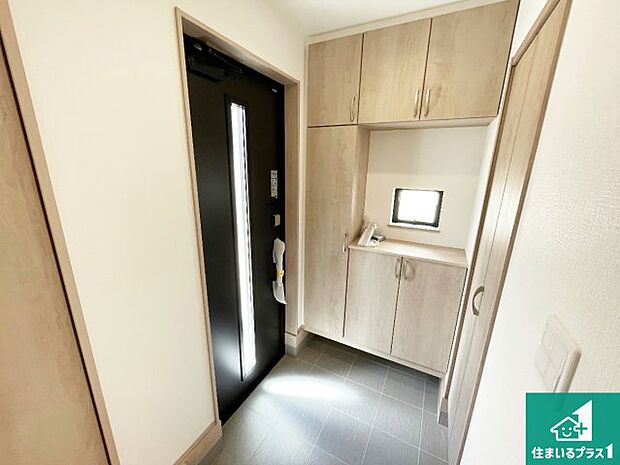 【玄関】シューズボックスにはたくさんの靴が収納できるので玄関周りはいつもスッキリ!ご家族が増えても安心!