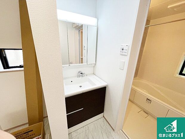 【独立洗面台】清潔感のある洗面台です。フラットな鏡は掃除がしやすく毎日清潔!鏡裏には収納があるのでスッキリとした洗面台が保てます。