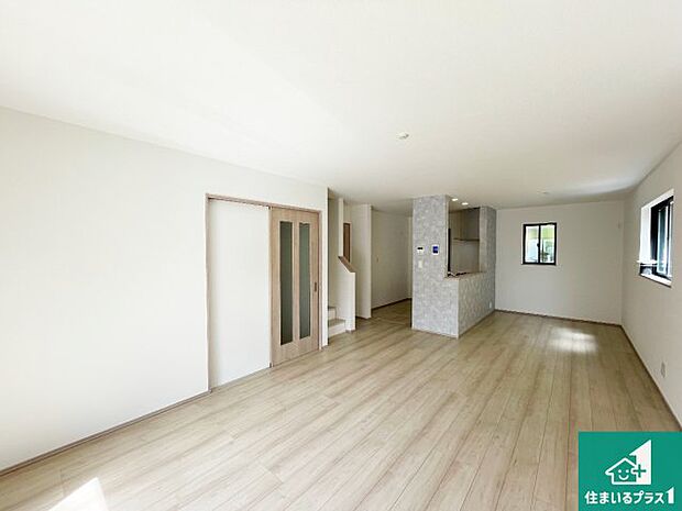 【居間・リビング】日当たり良好の明るいリビングで朝の目覚めもスッキリできそう!対面キッチンでご家族のコミュニケーションも自然と増える設計!小さなお子様が遊ぶスペースを作っても広々とくつろげるLDK!